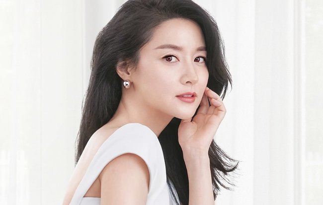 Chẳng ai có thể tin nổi mỹ nhân này đã sắp 50 tuổi vì làn da và nhan sắc quá đẹp-3