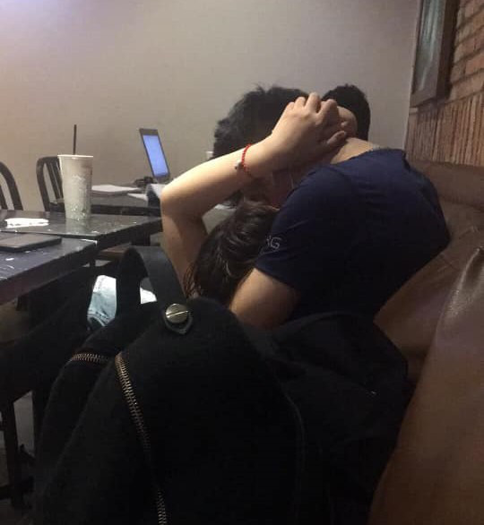 Sốc: Đỏ mặt với cặp đôi hôn hít, sờ soạng vùng nhạy cảm nhiệt tình trong quán net-4