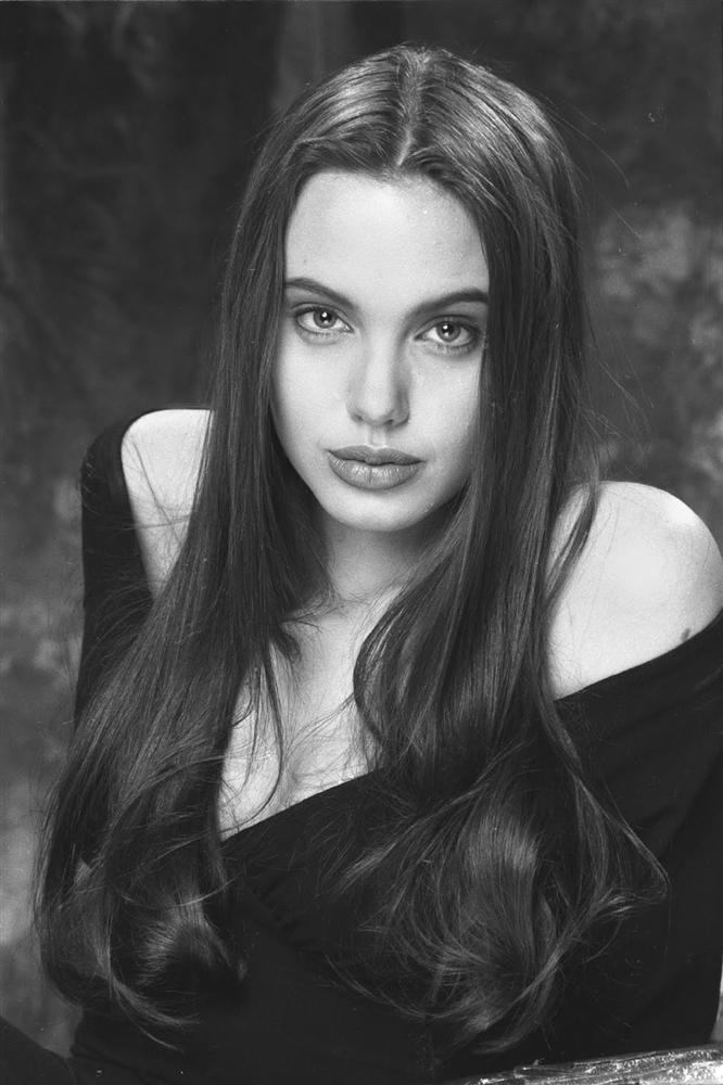 Vẻ đẹp như búp bê của Angelina Jolie năm 11 tuổi-8