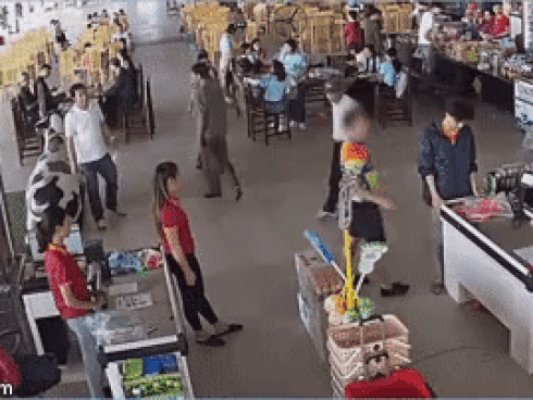 Phẫn nộ clip bố xui con mua hàng không trả tiền, còn hung hăng ném xúc xích vào mặt và tát nhân viên ở Thái Nguyên-1