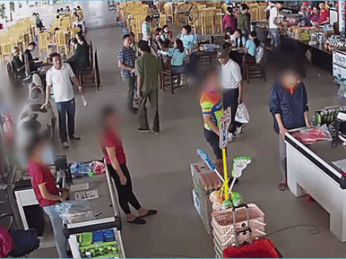 Clip: Con trai mua đồ chưa trả tiền bị nhắc, ông bố hung hăng ném đồ, hành hung nhân viên thu ngân