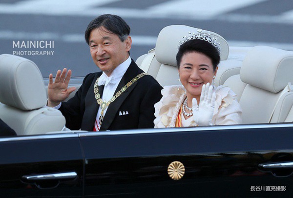 Khoảnh khắc Hoàng hậu Masako đôi mắt đỏ hoe, lén lau nước mắt khi diễu hành trước dân chúng trở thành tâm điểm chú ý-2