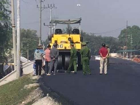 Kinh hoàng người đàn ông bị xe lu cán tử vong