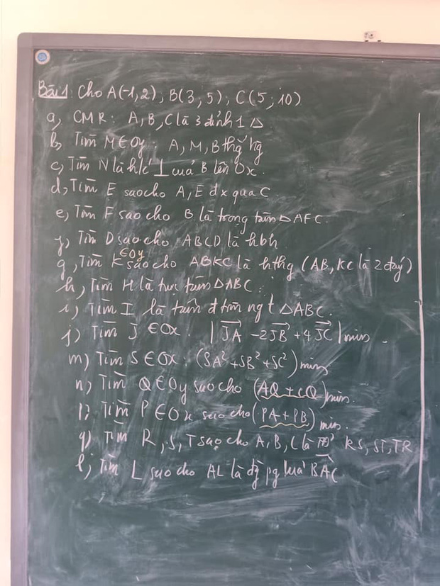 Vui sướng vì cô giáo bảo tiết này chỉ cần làm một bài tập, học trò vô tư nói chuyện cho đến khi nhìn lên bảng thấy cái đề thì... hết cả hồn-1