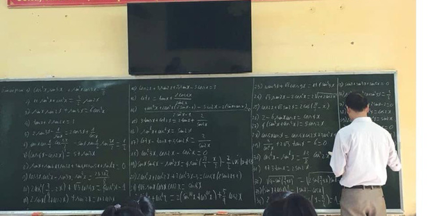 Vui sướng vì cô giáo bảo tiết này chỉ cần làm một bài tập, học trò vô tư nói chuyện cho đến khi nhìn lên bảng thấy cái đề thì... hết cả hồn-5