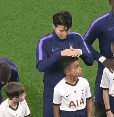 CĐV bầu Son Heung-min là cầu thủ tốt tính nhất thế giới sau khi nhìn anh đứng che mưa cho cậu bé mascot-1