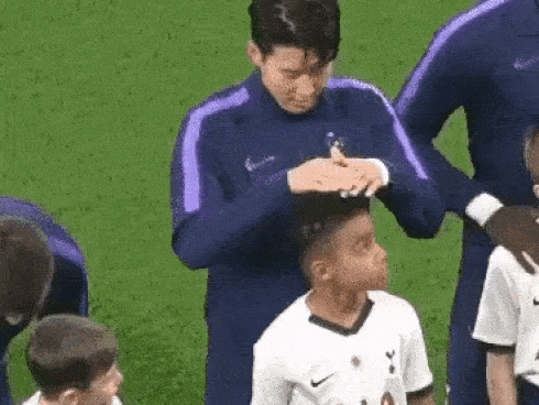 Son Heung-min bị chê giả tạo khi lấy tay che mưa cho trẻ em-3
