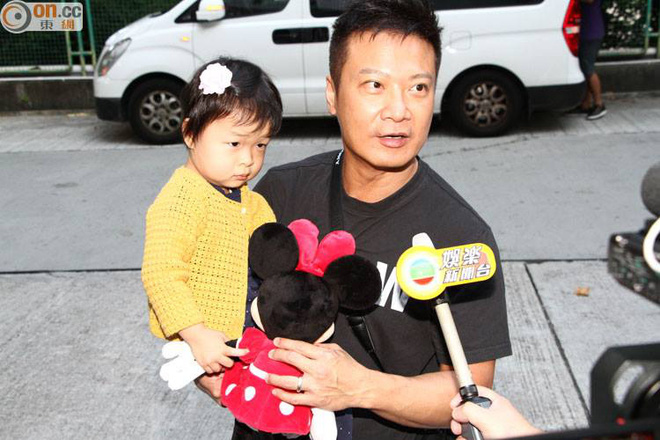 Hoa hậu nổi tiếng TVB: Rơi nước mắt vì con xấu xí, bị đồng nghiệp mỉa mai bi kịch vì quá giống bố-10