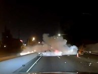 Ôtô mất lái lao vào biển hiệu khiến xe bốc khói ngùn ngụt