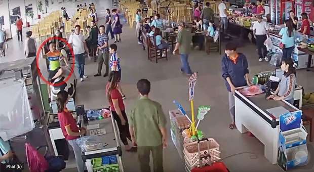 Vụ bố sai con đi mua hàng không trả tiền rồi ném xúc xích và tát vào mặt nhân viên: Công an đã mời 2 bên lên hoà giải-1