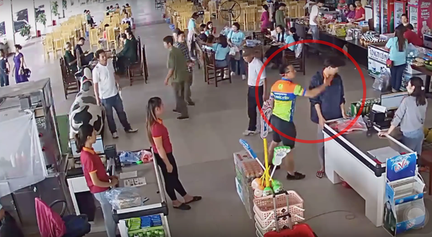Vụ bố sai con đi mua hàng không trả tiền rồi ném xúc xích và tát vào mặt nhân viên: Công an đã mời 2 bên lên hoà giải-2