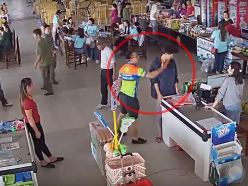Vụ bố sai con đi mua hàng không trả tiền rồi ném xúc xích và tát vào mặt nhân viên: Công an đã mời 2 bên lên hoà giải