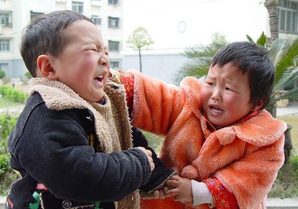 Con trai hung hăng đánh bạn, bà mẹ trẻ không nói gì, đánh lại con 1 cái khiến cậu ngượng đỏ mặt, ai chứng kiến cũng vỗ tay-1