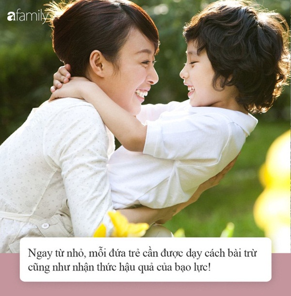 Con trai hung hăng đánh bạn, bà mẹ trẻ không nói gì, đánh lại con 1 cái khiến cậu ngượng đỏ mặt, ai chứng kiến cũng vỗ tay-2