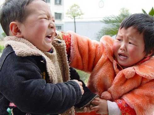 Con trai hung hăng đánh bạn, bà mẹ trẻ không nói gì, đánh lại con 1 cái khiến cậu ngượng đỏ mặt, ai chứng kiến cũng vỗ tay