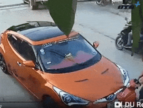 Clip: Đi xe máy vượt ẩu lao thẳng vào đầu ô tô, nam thanh niên bị tài xế xuống xe đấm túi bụi vào mặt