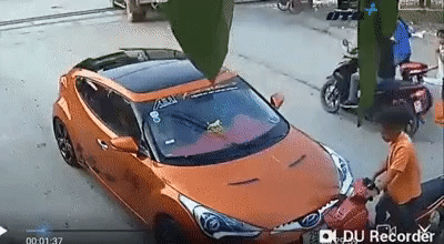 Clip: Đi xe máy vượt ẩu lao thẳng vào đầu ô tô, nam thanh niên bị tài xế xuống xe đấm túi bụi vào mặt-1