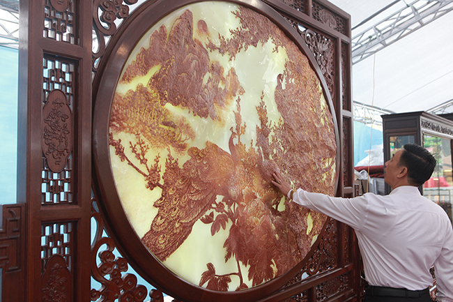 Bức tranh nặng cả tấn, giá vài tỷ khiến ai cũng choáng-3