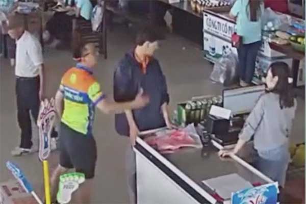 Người tát nhân viên khi bị nhắc trả tiền là thượng úy công an-1