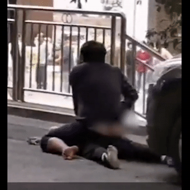 Đứa trẻ 9 tuổi bị gã tâm thần tấn công suốt 30 phút đến mất mạng mà không ai ngăn cản chỉ vì nghĩ người cha đang dạy dỗ con-1