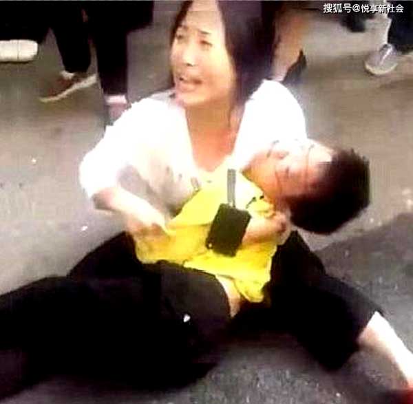 Đứa trẻ 9 tuổi bị gã tâm thần tấn công suốt 30 phút đến mất mạng mà không ai ngăn cản chỉ vì nghĩ người cha đang dạy dỗ con-2