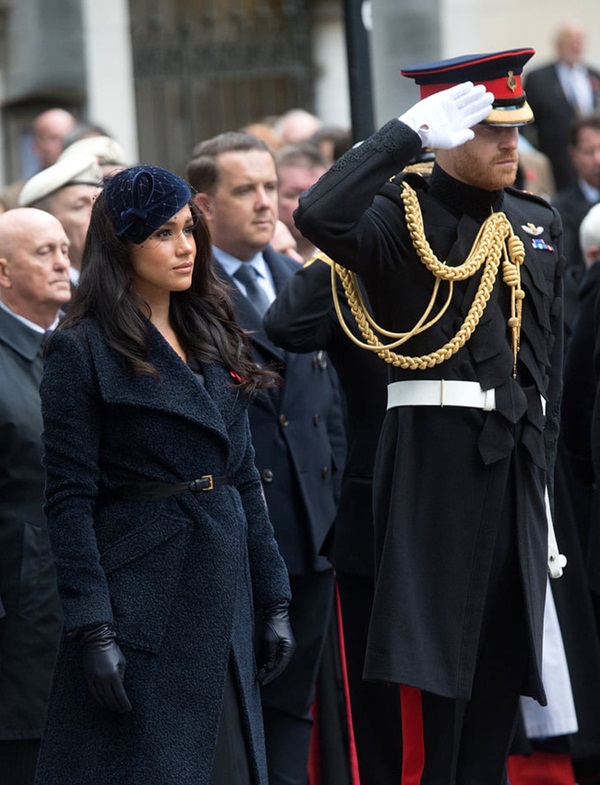 Dư luận tin rằng Meghan Markle đang cố tình để lộ tin mang thai lần 2 thông qua một loạt dấu hiệu trong thời gian gần đây-2