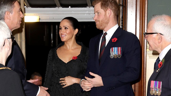 Dư luận tin rằng Meghan Markle đang cố tình để lộ tin mang thai lần 2 thông qua một loạt dấu hiệu trong thời gian gần đây-3