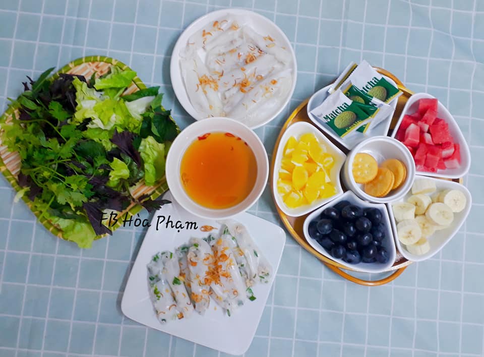 Mẹ khéo tay làm bánh cuốn tráng chảo cho các con một buổi sáng đầy năng lượng-1