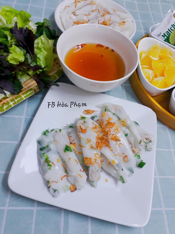 Mẹ khéo tay làm bánh cuốn tráng chảo cho các con một buổi sáng đầy năng lượng-2