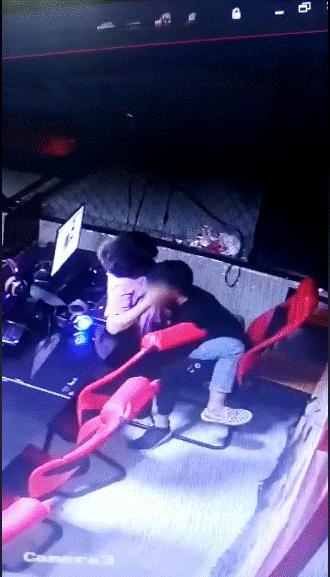 Hình ảnh các đôi trai gái vô tư thể hiện tình cảm quá trớn ở nơi công cộng như quán trà sữa, rạp chiếu phim, quán net... đang khiến rất nhiều người bức xúc.-1