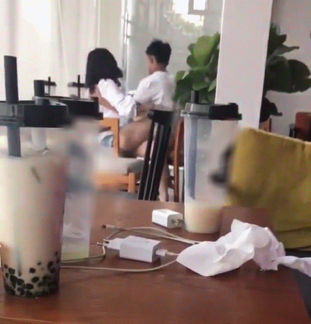 Hình ảnh các đôi trai gái vô tư thể hiện tình cảm quá trớn ở nơi công cộng như quán trà sữa, rạp chiếu phim, quán net... đang khiến rất nhiều người bức xúc.-2