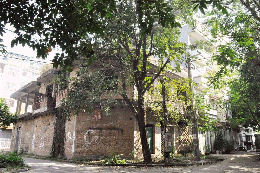 Ai đang sống trong những khu biệt thự bỏ hoang giữa Thủ đô?-1