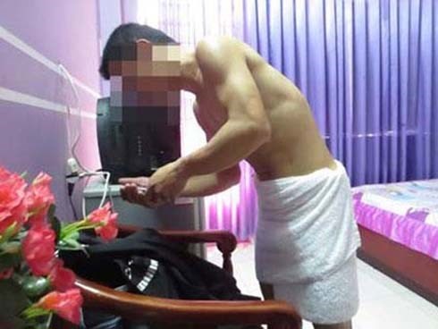 Nhận tiền triệu để người yêu đi chơi với trai lạ