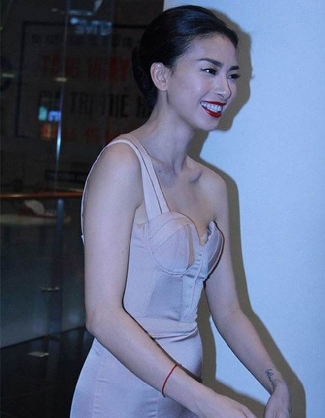 Diện đầm cúp nửa ngực, Kỳ Duyên dù đã trùng tu vẫn thua các nàng vòng 1 khiêm tốn-11