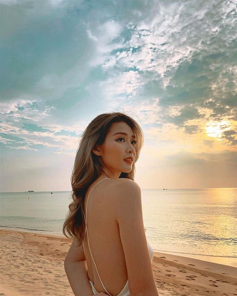 Minh Hằng khoe đường cong khi mặc bikini-9