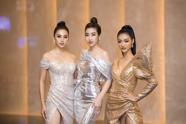 Tiểu Vy, Mỹ Linh đẹp tựa nữ thần gợi cảm bên thủ môn Đặng Văn Lâm-1