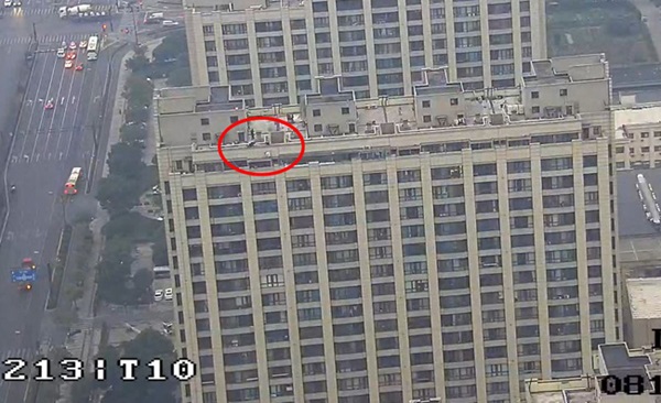 Cô gái trẻ cầm bó hoa hồng lên sân thượng tầng 30 tự tử, nguyên nhân khiến cô nghĩ quẩn khiến dân mạng vừa giận, vừa thương-1