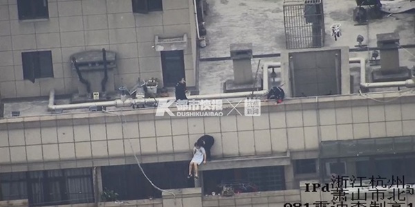 Cô gái trẻ cầm bó hoa hồng lên sân thượng tầng 30 tự tử, nguyên nhân khiến cô nghĩ quẩn khiến dân mạng vừa giận, vừa thương-2