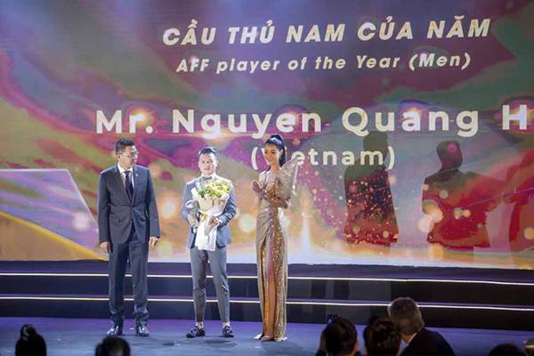 Tiểu Vy, Mỹ Linh đẹp tựa nữ thần gợi cảm bên thủ môn Đặng Văn Lâm-9