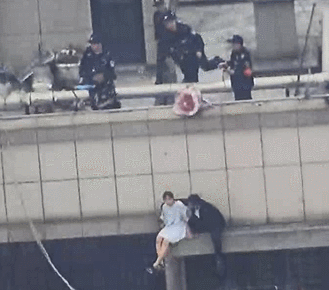 Cô gái trẻ cầm bó hoa hồng lên sân thượng tầng 30 tự tử, nguyên nhân khiến cô nghĩ quẩn khiến dân mạng vừa giận, vừa thương-4