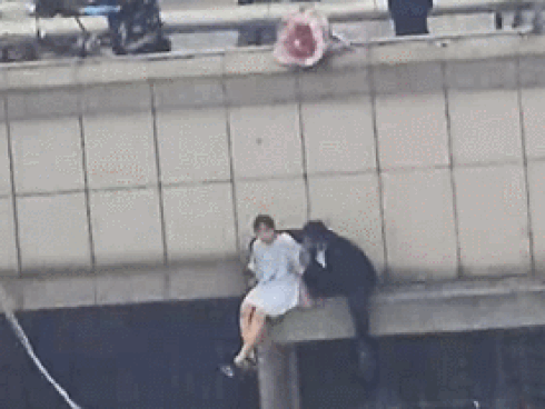 Tự tử không thành, người phụ nữ thuê người lấy mạng bản thân nhưng không ngờ sát thủ lại trúng tiếng sét ái tình với mình-4