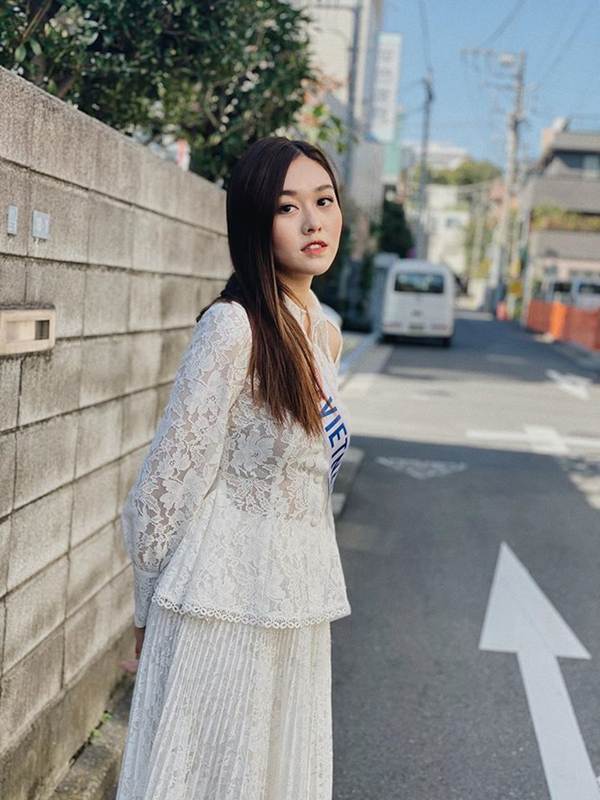 Tiểu Vy, Mỹ Linh đẹp tựa nữ thần gợi cảm bên thủ môn Đặng Văn Lâm-10