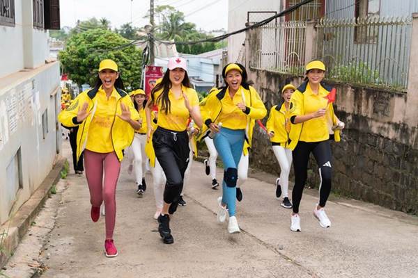 Tiểu Vy, Mỹ Linh đẹp tựa nữ thần gợi cảm bên thủ môn Đặng Văn Lâm-11