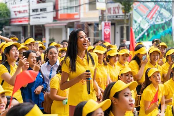 Tiểu Vy, Mỹ Linh đẹp tựa nữ thần gợi cảm bên thủ môn Đặng Văn Lâm-12