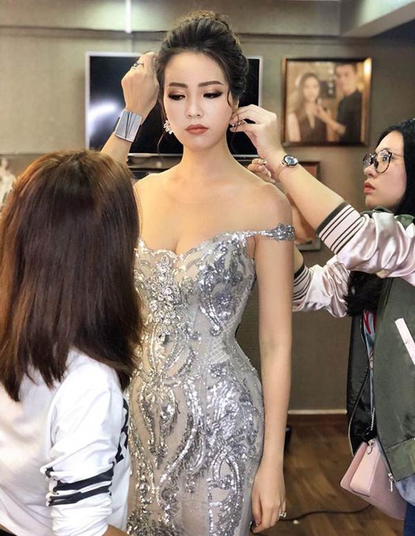 Tiểu Vy, Mỹ Linh đẹp tựa nữ thần gợi cảm bên thủ môn Đặng Văn Lâm-15