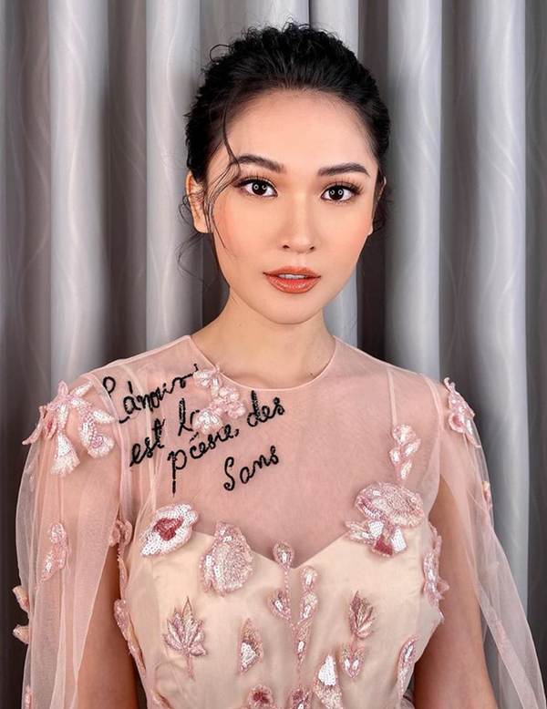 Tiểu Vy, Mỹ Linh đẹp tựa nữ thần gợi cảm bên thủ môn Đặng Văn Lâm-16