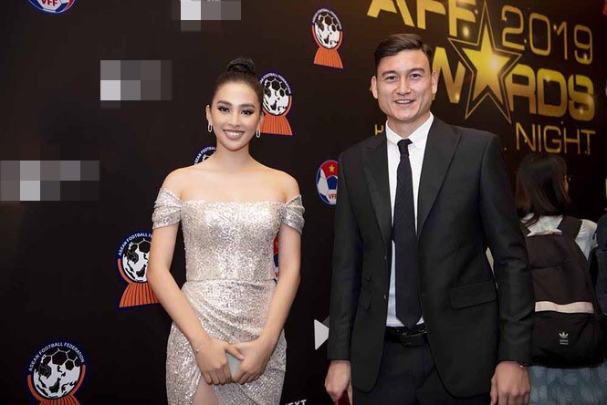 Tiểu Vy, Mỹ Linh đẹp tựa nữ thần gợi cảm bên thủ môn Đặng Văn Lâm-4