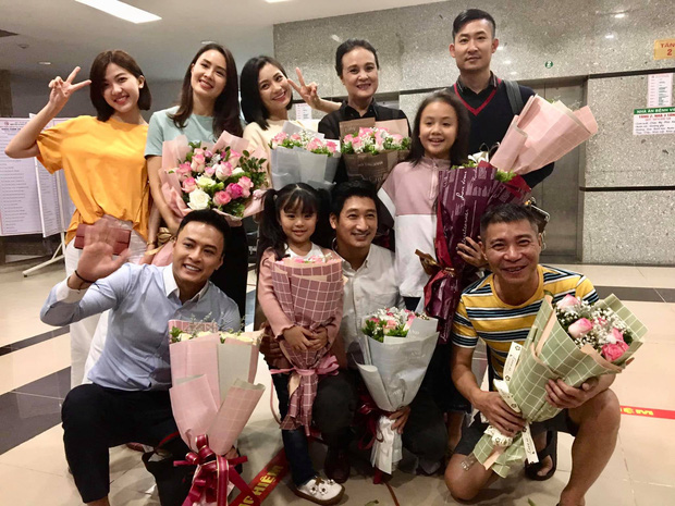 San Hoa Hồng rò rỉ ảnh mặc áo bầu, ấp ôm vỗ về phi công trẻ: Có khi nào Thái gặp đại nạn?-1