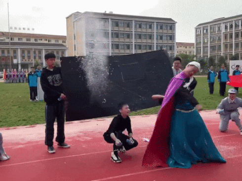 Nhà trường yêu cầu diễn văn nghệ mở màn hội thao, lớp học chọn hóa thân Frozen nhưng công chúa Elsa có vẻ hơi sai sai