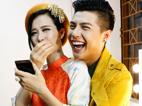 Đông Nhi - Ông Cao Thắng cực thời thượng xuất hiện tại sân bay về TP.HCM, tay trong tay không rời 1 giây-8